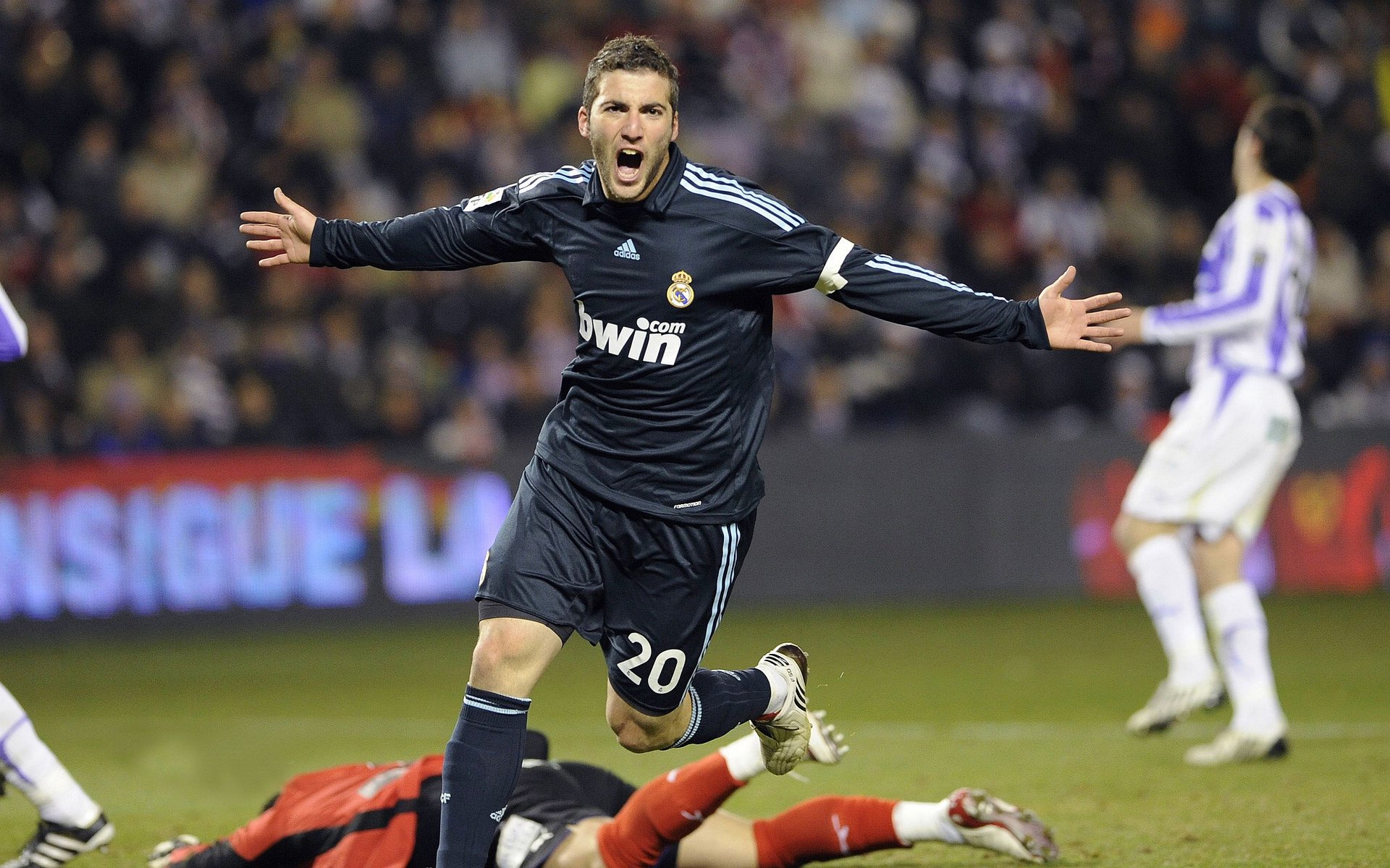 开云·体育官网APP下载-球迷投票：你心中的史上最强阵容是怎样的？，史上最强的球员